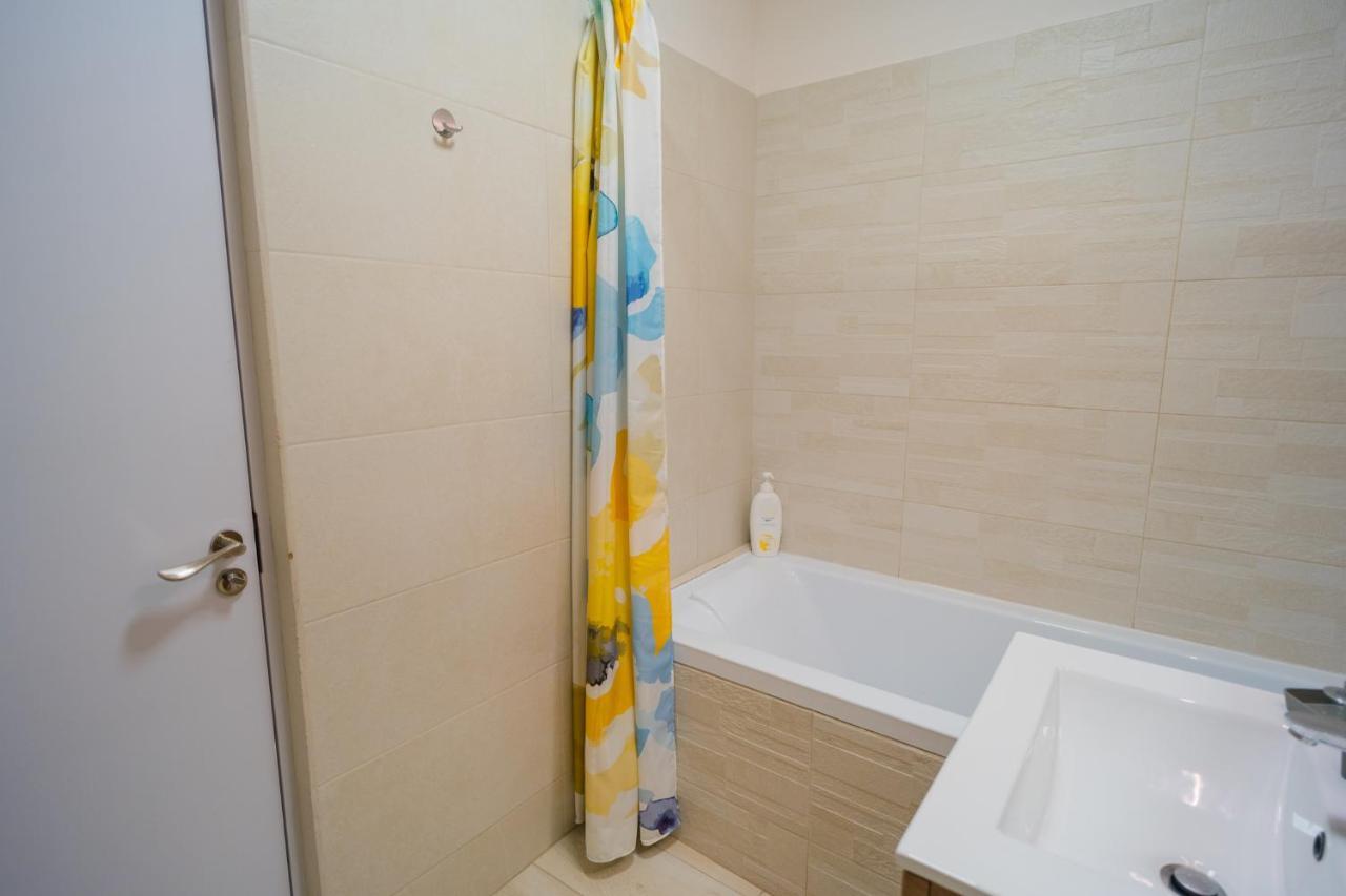 Cozy & Spacious 2Br Apartment With Netflix Bucharest Exterior photo