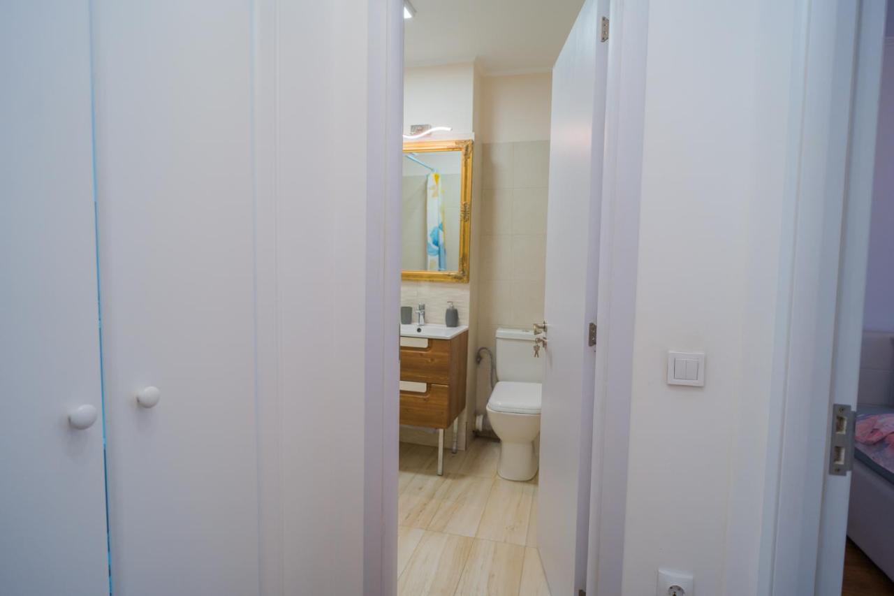 Cozy & Spacious 2Br Apartment With Netflix Bucharest Exterior photo
