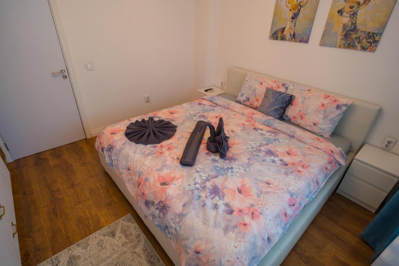Cozy & Spacious 2Br Apartment With Netflix Bucharest Exterior photo