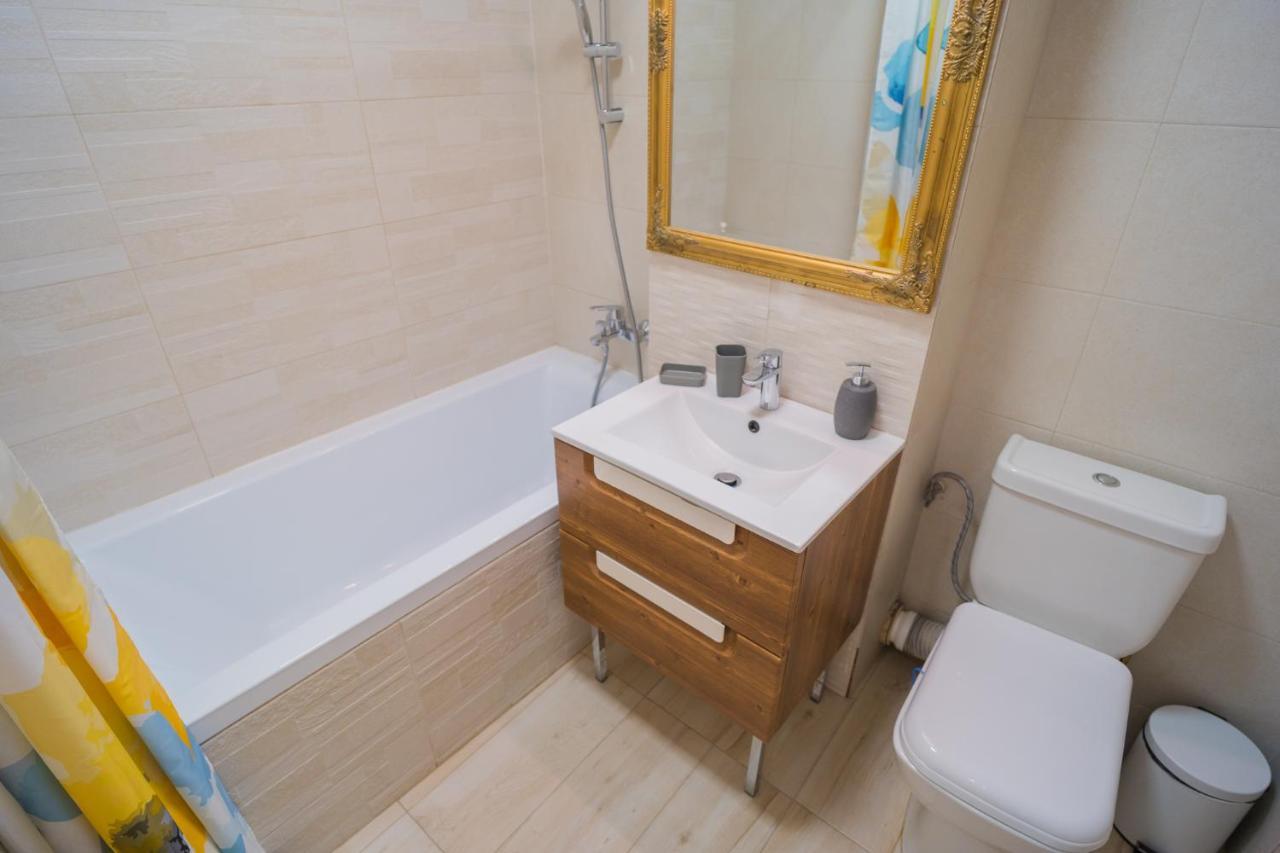 Cozy & Spacious 2Br Apartment With Netflix Bucharest Exterior photo