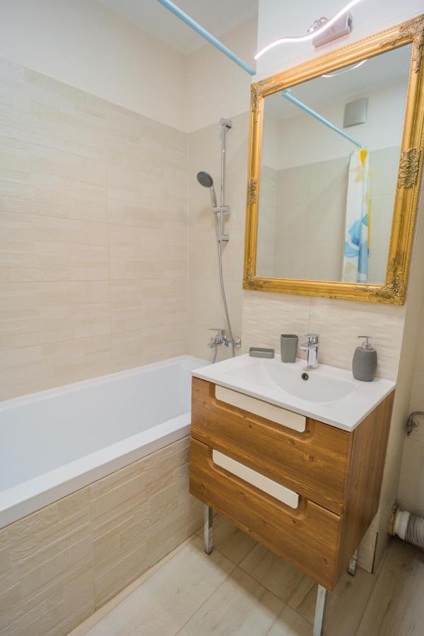 Cozy & Spacious 2Br Apartment With Netflix Bucharest Exterior photo