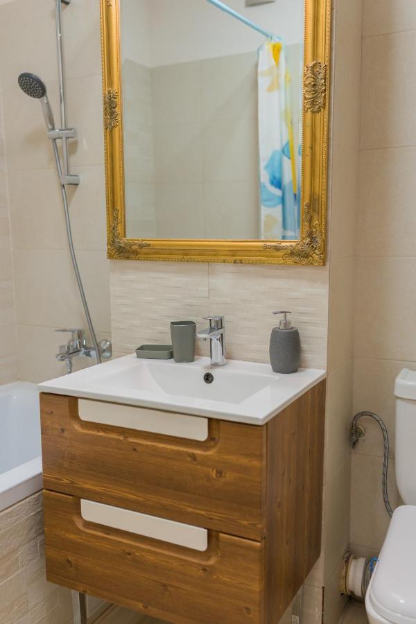 Cozy & Spacious 2Br Apartment With Netflix Bucharest Exterior photo